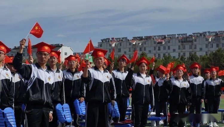 王一博西装革履打网球，爱好广泛乐趣多，浑身使不完的牛劲